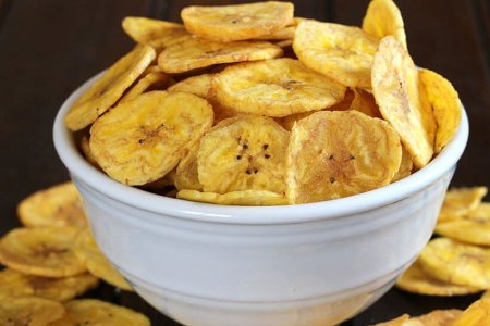 رقائق الموز المجففة